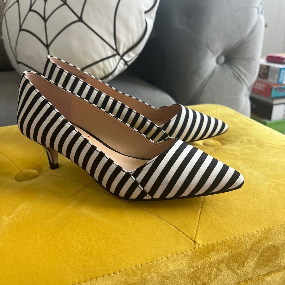 Pointed toe pumps small heel like new